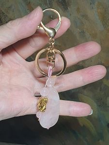 Gegegems Creation natural Rose Quartz lucky charm and 24K plated Pi Xiu charm Keychain [Natural Crystal] 纯天然粉晶转运牌配铜镀24K金貔貅钥匙扣/小挂件