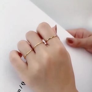 Cincin Wanita Titanium Steel 18K Emas - 5 Baris Facet Belah Dagu Mewah Anti - Pudar
