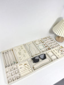 กล่องเก็บเครื่องประดับแบบพับได้หรูหราพร้อมช่องแยกใส่ต่างหู สร้อยคอ แหวน สำหรับเก็บของในตู้เสื้อผ้า วัสดุหนัง สไตล์ญี่ปุ่น