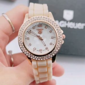 นาฬิกาผู้หญิงแบรนหรู สายยาง หน้าปัดกลมล้อมเพชร หรูหรา กล่องกระดาษฟรี