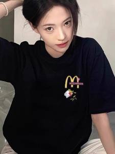 Kaos Wanita Lengan Pendek 2025 - Sablon Huruf & Kucing Kartun Bahan Katun Adem Premium [Gaya Amerika Streetwear + Ukuran Besar Nyaman] Musim Panas Lembut Tipis Santai Sederhana Baju Wanita Keren Baju Longgar Kerah Bulat Kaos Remaja ABG Kekinian