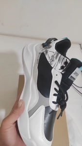 NOST รองเท้าผ้าใบ ผช รองเท้าผ้าใบสไตล์อนิเมะสำหรับผู้ชาย สีดำ ขาว และเขียวตัดกัน รองเท้าสไตล์กราฟฟิตี้แบบลำลองที่ทันสมัย