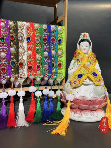 ชุดกันหนาวผู้หญิงแบบจีนโบราณพร้อมเสื้อคลุมและสร้อยคอพร้อมภาพพระพุทธเจ้าและแม่ที่เทือกเขาไทเป