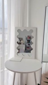 Gương lượn sóng Ngọc Trinh để bàn trang điểm kích thước 60x40 gương trang trí phòng spa shophouse cực kì sang trọng