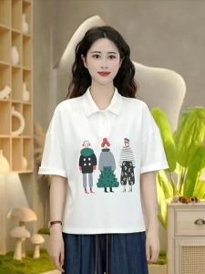 เสื้อยืดคอโปโลพิมพ์ลายการ์ตูนแขนสั้นหลวมสไตล์เกาหลีสำหรับผู้หญิง เสื้อลำลองทรงสลิมฟิตฤดูร้อน 2025 สินค้าใหม่