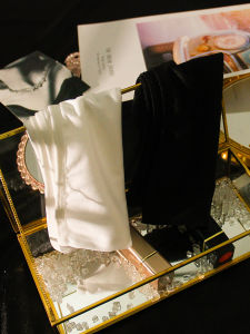 รุ่นคุณภาพ Anti-Light สีดําสีขาวเสื้อกั๊กฐานชั้นห่อหน้าอกชิ้นเดียว Anti-SLIP Tube TOP สําหรับผู้หญิง