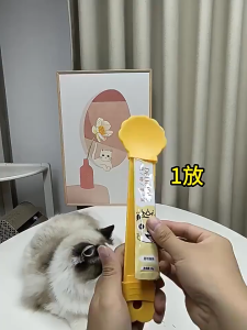 Cat Treat Feeder Squeezer Spoon Dispenser Alat Penyalur Makanan Kucing Mudah Pemegang Snek Haiwan Peliharaan 猫条喂食器 喂猫勺