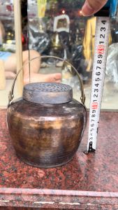 Lư xông trầm có quai xách bằng đồng gò tay thủ công 100% cao 20cm ngang 15cm nặng 0.9kg