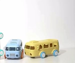 Botol Minum Anak Sedotan Tali Panjang Model Bus 4 Jendela Roda Putar 560ml Pengunci Flip On