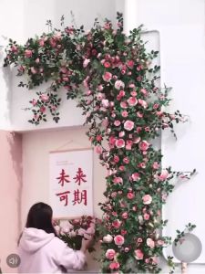 เถาวัลย์กุหลาบปลอม, ดอกไม้ประดิษฐ์ ดอกไม้ตกแต่งผนัง ยาว 2.4cm ราคา 60 บาท ฝีมือประณีต สําหตกแต่งร้าน ตกแต่งงานแต่งงาน รับตกแต่งบ้า