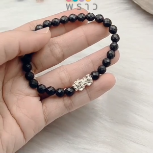 “พราว” สร้อยข้อมือ หินเฮมาไทด์ (Hematite) 🩶🩶 เจียรเหลี่ยม หินแห่งการปกป้อง ขนาดหิน 6 มิล + ปี่เซี๊ยะเงินแท้ ขนาดยาว 1.5 ซม. เรียกทรัพย์และเสริมความมั่งคั่ง