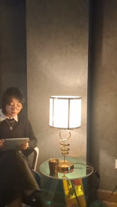 Lampu Meja Gold Spiral Modern Minimalis dengan Kap Kain untuk Dekorasi Kamar Tidur dan Ruang Tamu