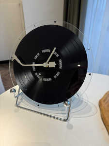 นาฬิกาตั้งโต๊ะแบบเรียบง่ายมินิมอลสไตล์ย้อนยุคพร้อมแผ่นเสียงสีดำ นาฬิกาติดผนังแบบดั้งเดิมที่สร้างสรรค์ใหม่ในปี 2025