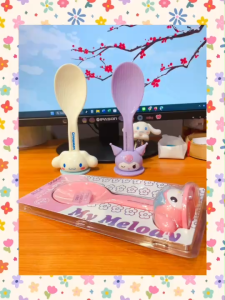 สนใจรับน้องไปด้วย ทัพพี Sanrio Character งานญี่ปุ่น มาใหม่ พร้อมแท่นวางบนโต๊ะ น่ารักมากๆ แพคเกจตามแบบในภาพ ขนาดประมาณ 21.5 cm