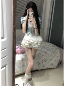 ชุดสองชิ้นสไตล์นักศึกษาฤดูร้อนสำหรับผู้หญิง ชุดกระโปรงสั้นแขนสั้นพร้อมเสื้อเชิ้ตและเข็มขัด ชุดกระโปรงสั้นสไตล์หวาน