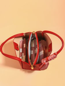 กระเป๋าผู้หญิงสำหรับงานแต่งงาน ความจุขนาดใหญ่ สไตล์ใหม่ ปี 2025 กระเป๋าสะพายไหล่แบบหนัง PU สีแดง กระเป๋าสำหรับงานแต่งงาน