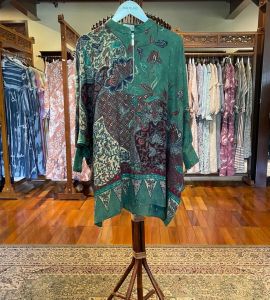Tunik Zipper Viscos by Dian Pelangi LIMITED EDITION Blouse Atasan Kemeja Blus Outfit Kebaya Batik Kerja Kantor Pesta Pernikahan Kondangan Casual Formal Wanita Hijaber Cantik Anggun Modis Modern Elegan Mewah Model Korea Terbaru Motif Batik Hand Made