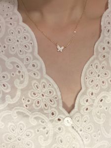 โชคดีผีเสื้อขั้นพื้นฐานดึงดูดสร้อยคอโซ่ไหปลาร้า เรียบง่าย เครื่องประดับแฟชั่นสําหรับผู้หญิงโลหะผสมชุบทองหินกึ่งมีค่า