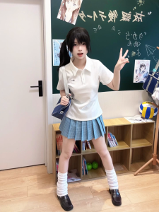 เสื้อโปโลแขนสั้นผู้หญิงสไตล์ญี่ปุ่นหวานๆ ทรงเข้ารูปสีฟ้าหลวม กางเกงกระโปรงจีบสีกรมท่า เสื้อผ้าเครื่องแบบ JK