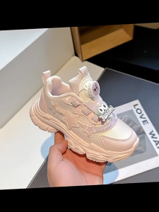 FASHION ACE🔥 Kuromi Kids Girls Sport Shoes 2024 Spring and Autumn New Childrens Board Shoes Leather Soft and Comfortable Single Shoes Girls Casual Sports Shoes Anti Slip and Wear-resistant Sole kasut budak perempuan24031205