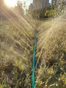 ท่อรดน้ำสำหรับพืชที่มีน้ำหนักเบา Soaker สายยางสายยางสวนหยืดหยุ่นกับสปริงเกอร์ประหยัดน้ำสำหรับสนามหญ้าและสวนที่ดีที่สุด