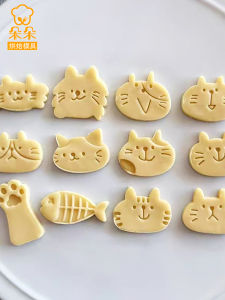 Adorable Japanese Cat Cartoon Baking Tools Mini Fish Shaped Pet Snacks Cat Biscuit Mold Kitchen Cooking Utensils