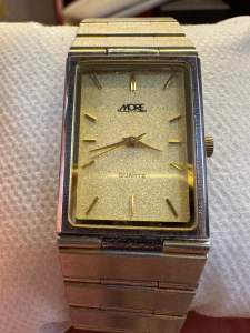 Đồng hồ namnữ hiệu MORE QUARTZdáng tank size 225x29mm mặt vàng cát kim cọc vàngdây thép demi vàng mắt dây siêu đẹpkhóa thông minh điều chỉnh tuỳ theo tay người dùngForm vừa dùng cho nam tay nhỏ hoặc nữ hình thức sản phẩm có mòn nhẹ