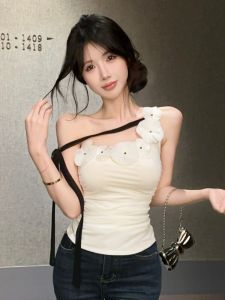 GUZILIAN | เสื้อกั๊กแขนกุดทรงเข้ารูปผู้หญิง ทรงสลิมฟิต สไตล์ฤดูร้อน ลายดอกไม้ 3 มิติ ผูกไหล่ไม่สมมาตร เสื้อเชิ้ตสีขาว