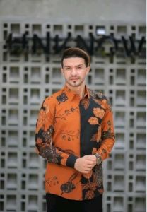 BUNGA OREN KEMEJA BATIK PRIA LENGAN PANJANG SLIM FIT LAPIS FURING BAHAN KATUN SOLO HALUS
