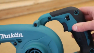 เครื่องเป่าลมไร้สาย Makita ฟังก์ชัน 2 in 1 เป่าลมและดูดฝุ่นได้ในเครื่องเดียว แบตเตอรี่ทนทานช่วยให้การใช้งานได้นาน เหมาะสำหรับทำความสะอาดบ้าน สวน