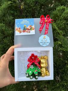 กล่องของขวัญต้นคริสต์มาสมีช่องใส่ธนบัตร