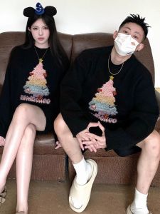 เสื้อสเวตเตอร์ถักสีแดงสำหรับคู่รักในวันคริสตมาสและปีใหม่ ฤดูใบไม้ร่วง/ฤดูหนาว เสื้อชั้นในผู้ชายและผู้หญิง ปีมังกร ปีมังกร