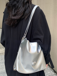 2025 New Silver High-End Single Shoulder Bag Large Capacity Commuter Tote Bag Chain Versatile Double Shoulder Bag