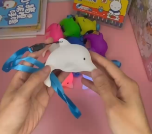 MAINAN KOLEKSI  BONEKA LAUTAN LAMPU 7 WARNA MOTIF DOLPHIN IKAN HIU OCTOPUS PAKAI BATRE KANCING BISA DIGANTI BONUS TALI GANTUNG