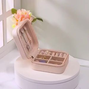 [HCM] Hộp Đựng Trang Sức Bằng Vải Nhung Có Dây Khóa Kéo Tiện Dụng Khi Đi Du Lịch Kích thước 10x10x5cm-Joyee