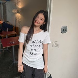 Mixd | Áo Thun In Chữ Thiết Kế Không Đều Dáng Trễ Vai