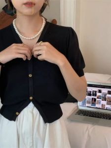 เสื้อคาร์ดิแกนถักไหมน้ำแข็งสีดำแขนสั้นสำหรับผู้หญิงในฤดูร้อน เสื้อยืดคอวีเข้ารูป เสื้อคลุมยาวสั้น ทรงสลิมฟิต เสื้อคลุมคาร์ดิแกน