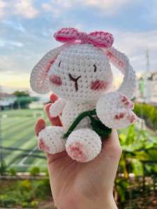 Thỏ ôm hoa tulip móc len cao 15cm ảnh shop tự quay chụp