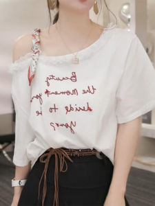 Shalldoer | เสื้อยืดแขนสั้นผ้าลูกไม้สีขาวสำหรับผู้หญิง ฤดูร้อน 2025 แฟชั่น เสื้อเปิดไหล่ แขนสั้น ผ้าลูกไม้ คอกลม ลำลอง ความยาวปกติ