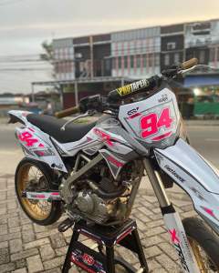 DECAL STIKER FULLBODY D-TRACKER 150 WARNA PUTIH COMBINASI STABILO PREMIUM BEBAS CUSTOM