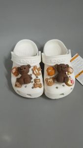 (Tặng 10 Sticker) Dép Sục Crocs Classic Màu Trắng+ Sticker Víp Cho Bé Gái . Sản Phẩm Cao Cấp Nhựa Không Mùi . Trống Trơn Trượt.