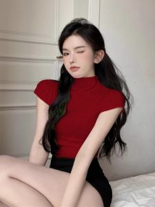 เสื้อยืดคอกลมแขนสั้นสีแดงเข้มสำหรับผู้หญิงในช่วงฤดูร้อน เสื้อชั้นในทรงเข้ารูปเอวสั้นเซ็กซี่ สไตล์เกาหลี ผ้าฝ้ายผสมโพลีเอสเตอร์