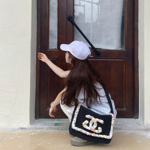 Fashionable Large Capacity Denim Tote Bag for Women Casual Style Shoulder Bag with Zipper Closure and Interior Pocket