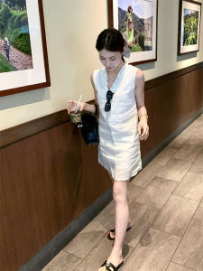 YUFUQING | ชุดเดรสคอวีแขนกุดสไตล์ฝรั่งเศสสำหรับผู้หญิง ทรงหลวม ทรงเอ ความยาวสั้น สไตล์ลำลอง ฤดูร้อน 2025 ชุดเดรสยาวปานกลาง