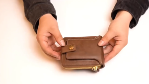 กระเป๋าสตางค์ผู้ชาย แบบสั้น ดีไซน์ทันสมัย พร้อมซิปและช่องเก็บเงินหลายช่อง