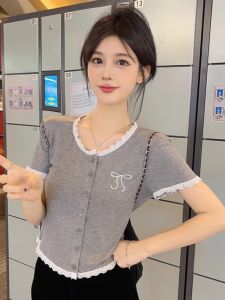 เสื้อยืดแขนสั้นผู้หญิงสไตล์เกาหลีฤดูร้อนปี 2024 ทรงเข้ารูป เสื้อคอตุ๊กตาลายขอบลูกไม้ แขนสั้น ทรงเข้ารูป สไตล์หวานและเผ็ดร้อน