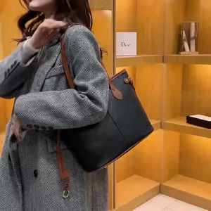 Tas Tangan Kulit Wanita Terbaru 2023: Tas Desainer & Import Berkualitas