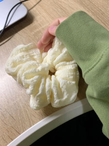 ยางรัดผมสีขาวสไตล์เรียบง่ายหรูหราสำหรับผู้หญิง 2023 รุ่นใหม่สไตล์ป่า รัดผม รัดผม เครื่องประดับผม เครื่องประดับแฟชั่น