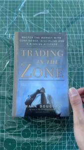 2เล่ม/ชุดโดย Mark Douglas Trading In The Zone และปกอ่อนหนังสือผู้ค้าที่มีวินัยในภาษาอังกฤษ
