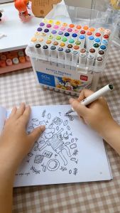 Bút Lông Màu Marker 2 Đầu Hộp Nhựa Học Sinh Deli - Màu Đều Đậm An Toàn Cho Bé - Tô Màu Vẽ Tranh Thiết Kế Chuyên Nghiệp--